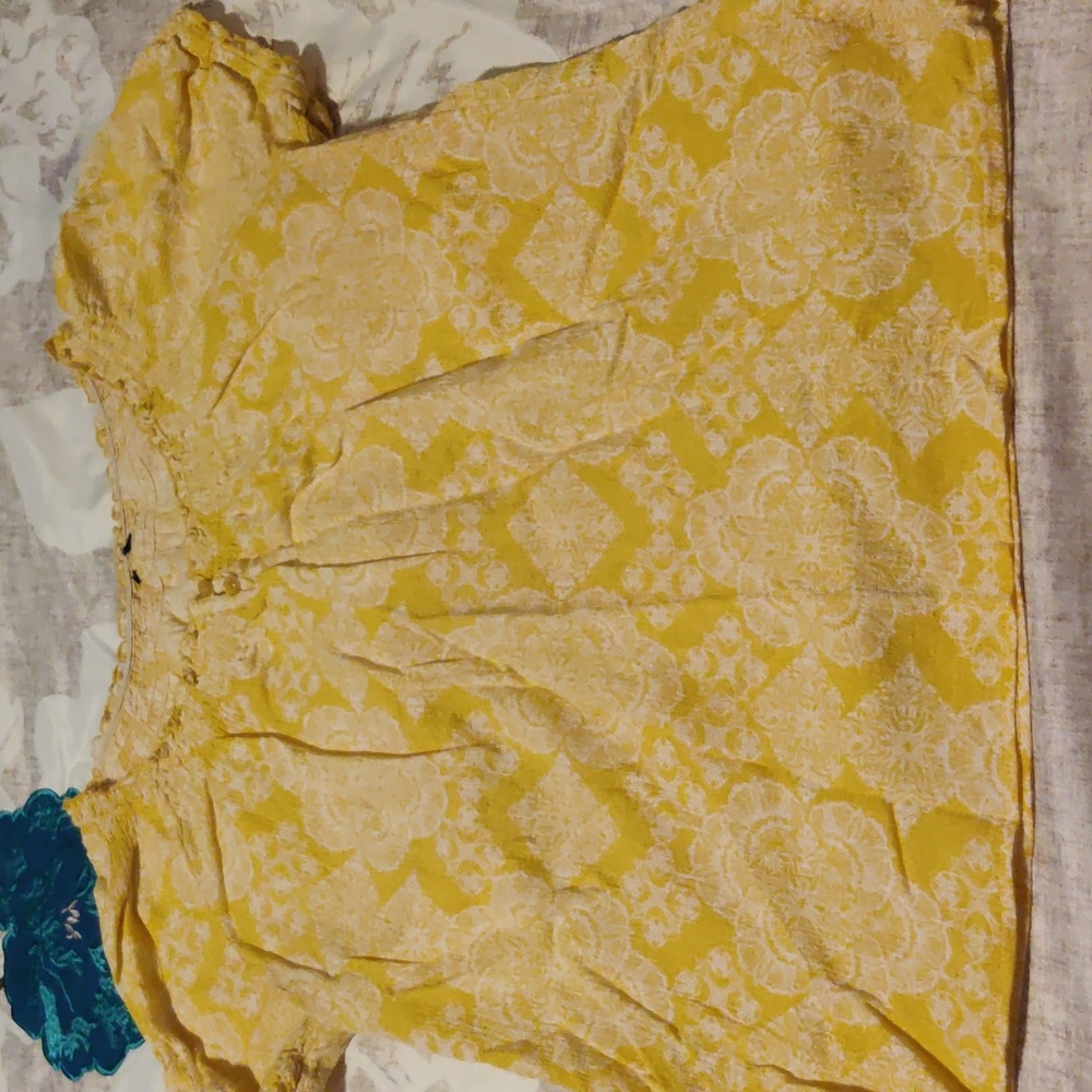 Cute yellow and white floral cap sleeve top